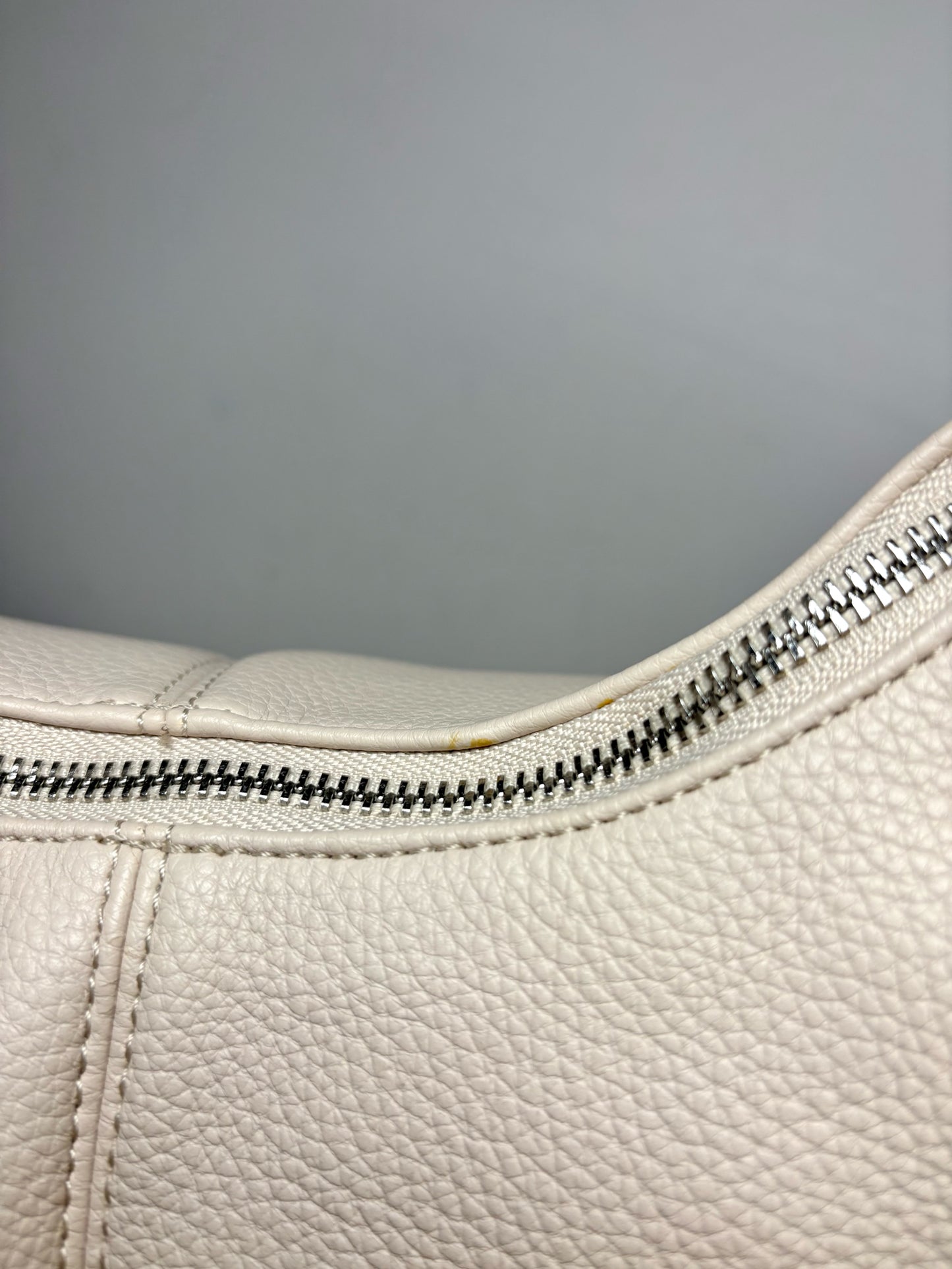 Women's Kazar Studio Cream Pebble Leather Pre-Owned Small Dumpling Purse