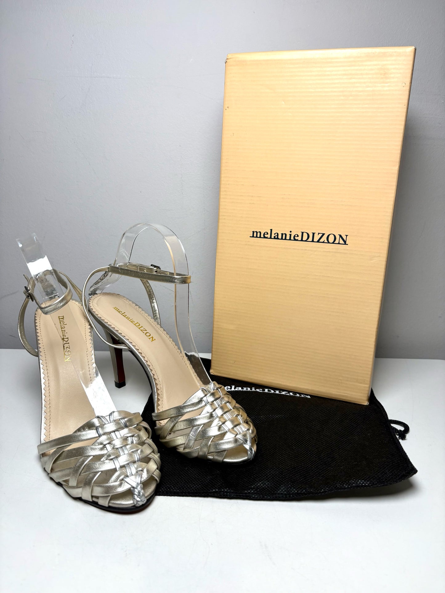 Women's Shoe Size 8 Melanie Dizon Invitto Metallic Silver Woven Leather NWT Pre-Owned Heels