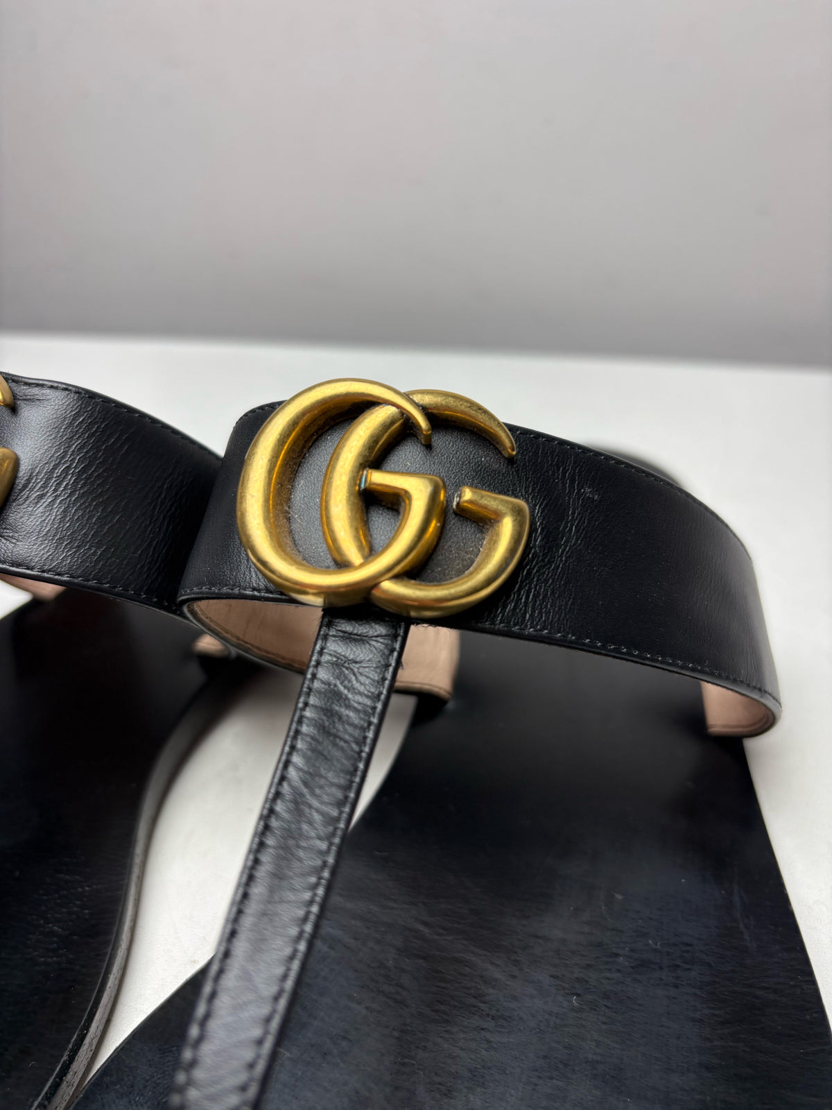 Women's Shoe Size 41 Gucci GG Marmont Black Leather Pre-Owned T-Strap Sandals