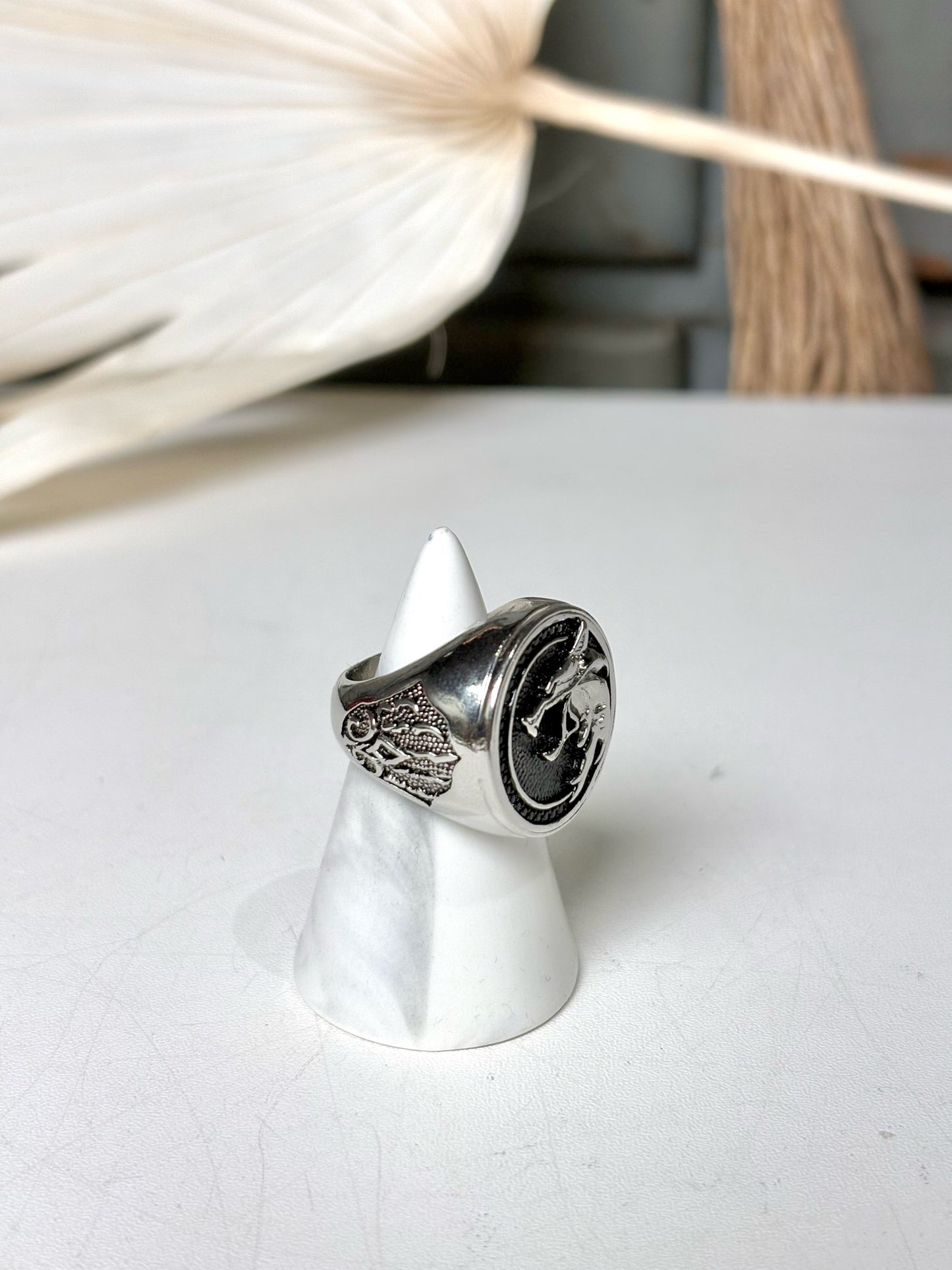No Label Silver 8 Wolf Medallion Ring