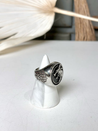 No Label Silver 8 Wolf Medallion Ring