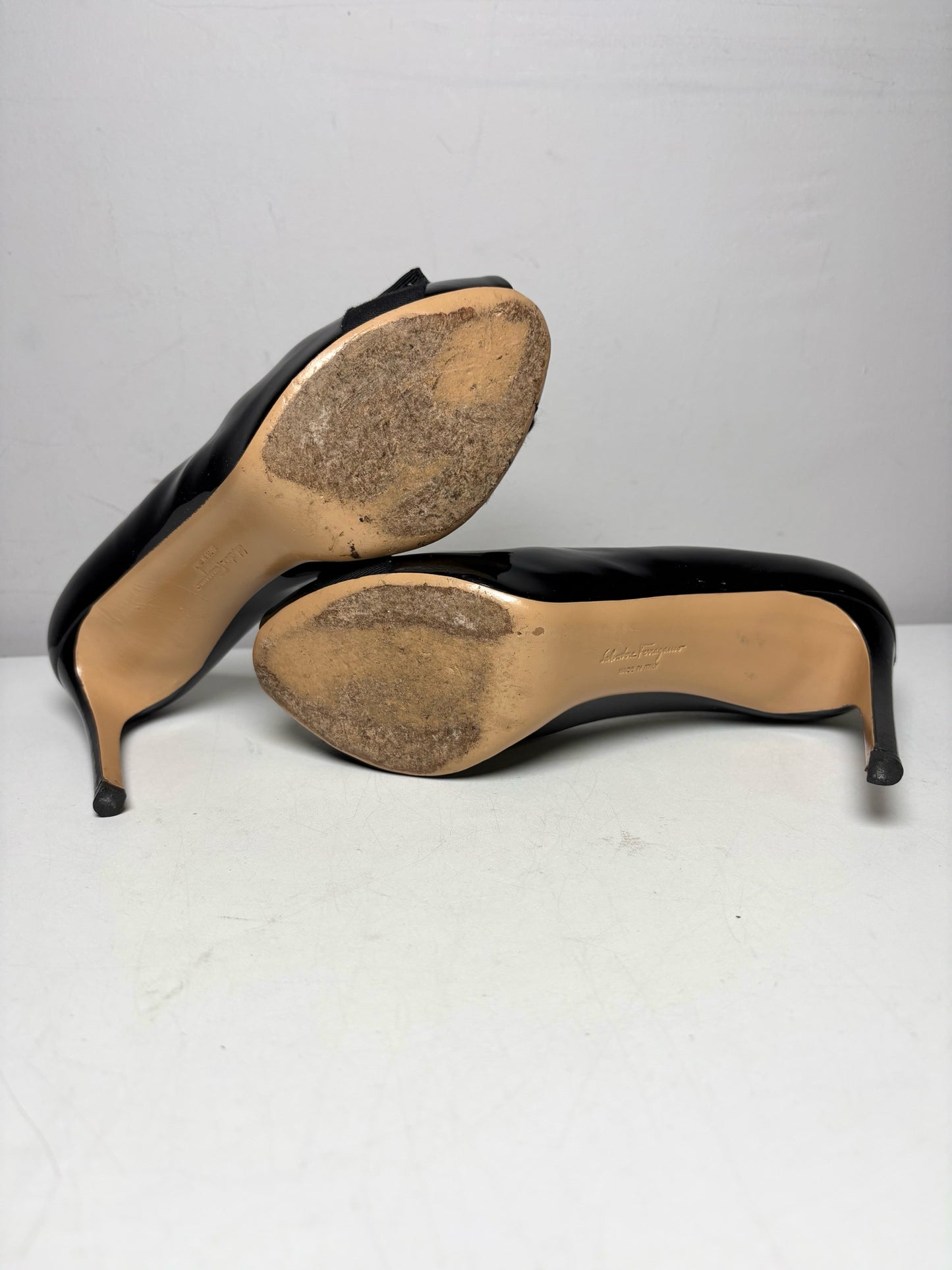 Women's Shoe Size 7 Salvatore Ferragamo Vara Black Patent Leather Pre-Owned Peep Toe Bow Pumps