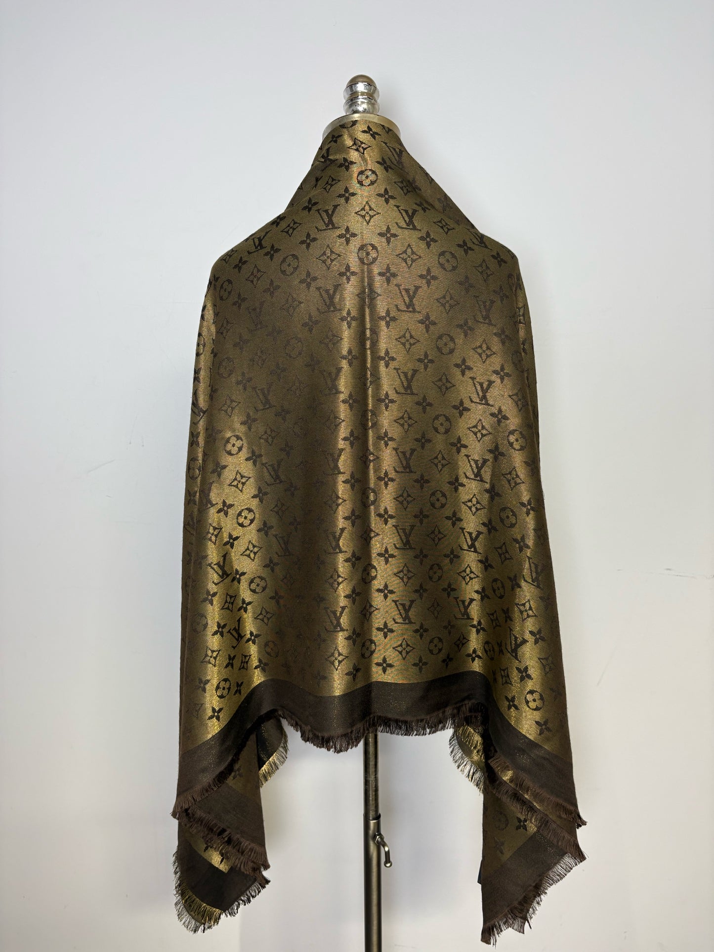 Louis Vuitton Monogram Women's 57 x 57 in.  Pre-owned Scarf/Shawl