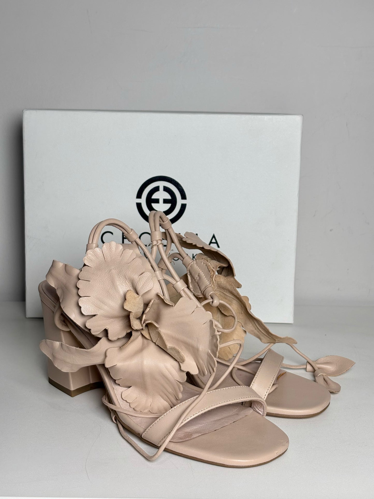 W Shoe  9.5 Cecelia Hibiscus  Nude Leather Pre-owned Heels