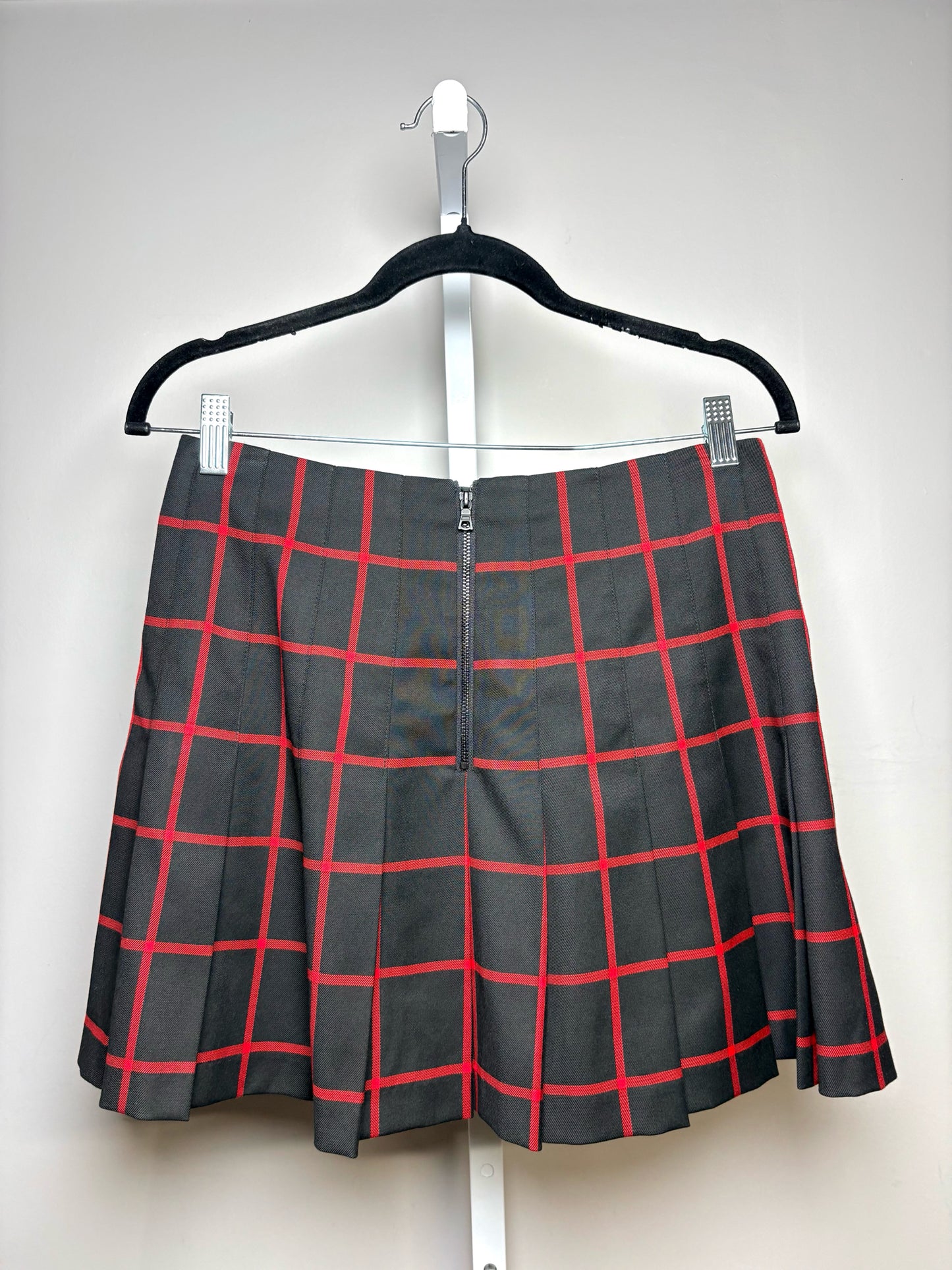 Women's Size 6 Alice + Olivia Black & Red Plaid Pleated Pre-Owned Mini Skirt
