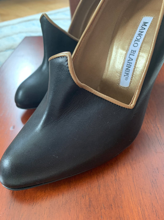 Ladies Manolo Blahnik Black Almond Toe Leather Pumps