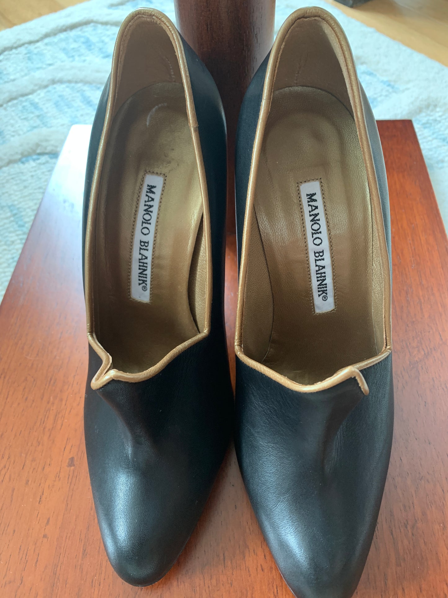 Ladies Manolo Blahnik Black Almond Toe Leather Pumps