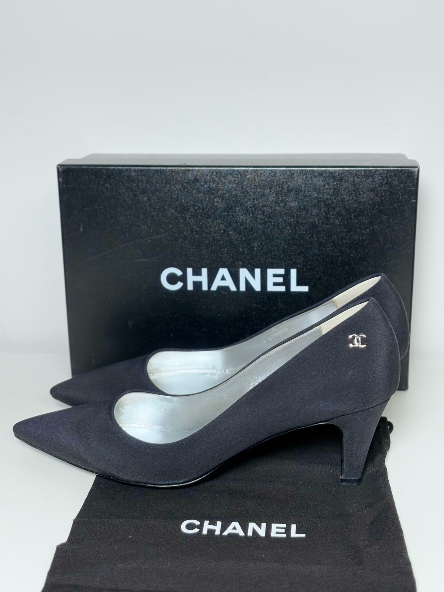 W Shoe Size 39 (8 - 8.5) Chanel Black Crepe Silk Pumps
