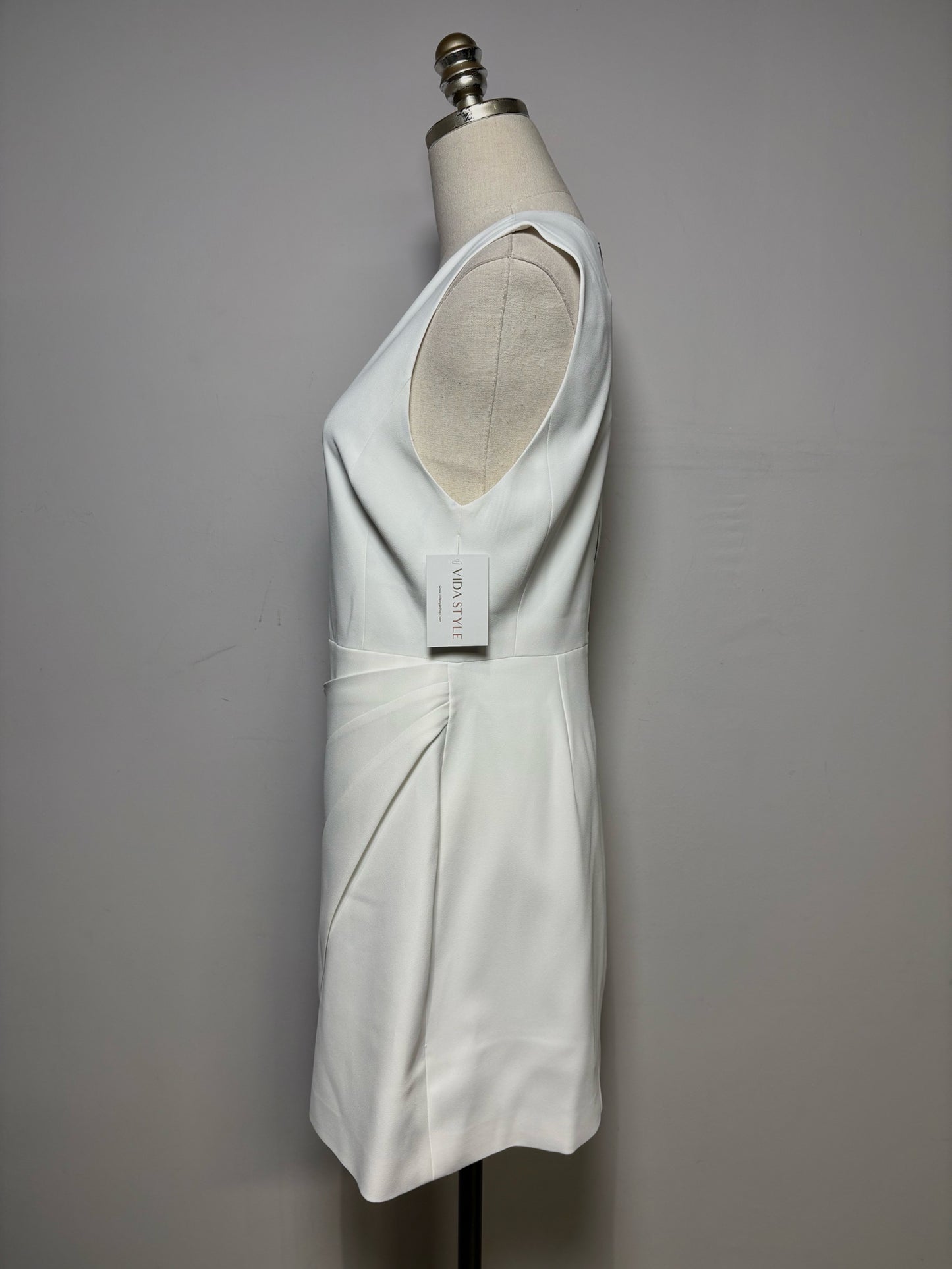 Women Size 8 Alice + Olivia White Pre-Owned NWT Sheath Dress