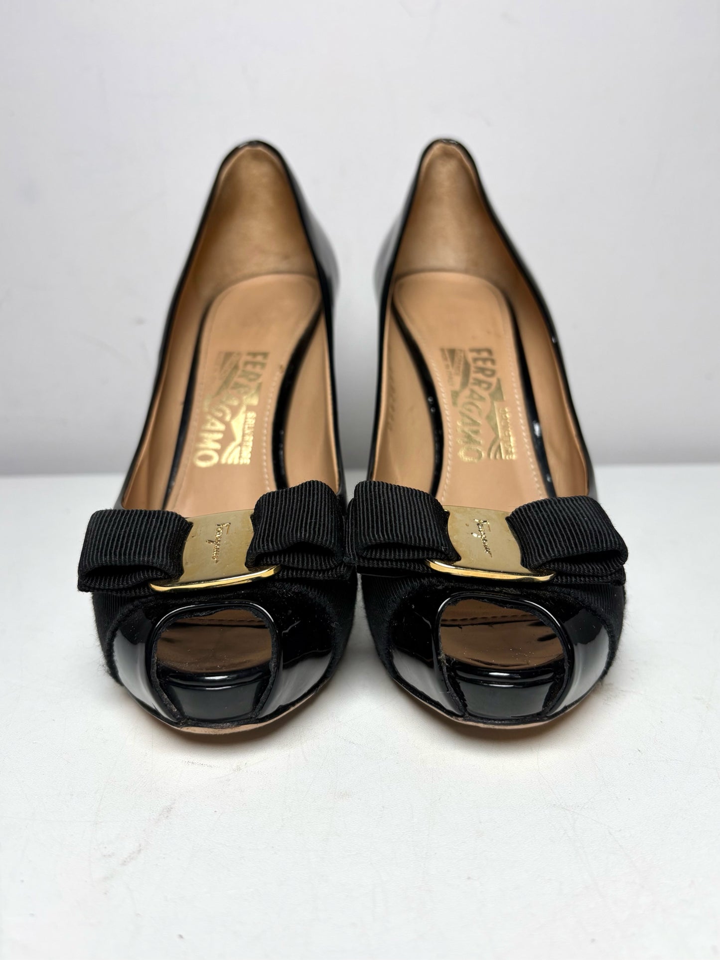 Women's Shoe Size 7 Salvatore Ferragamo Vara Black Patent Leather Pre-Owned Peep Toe Bow Pumps