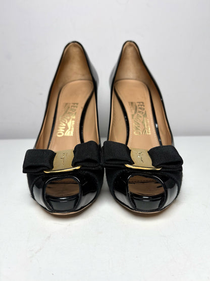 Women's Shoe Size 7 Salvatore Ferragamo Vara Black Patent Leather Pre-Owned Peep Toe Bow Pumps