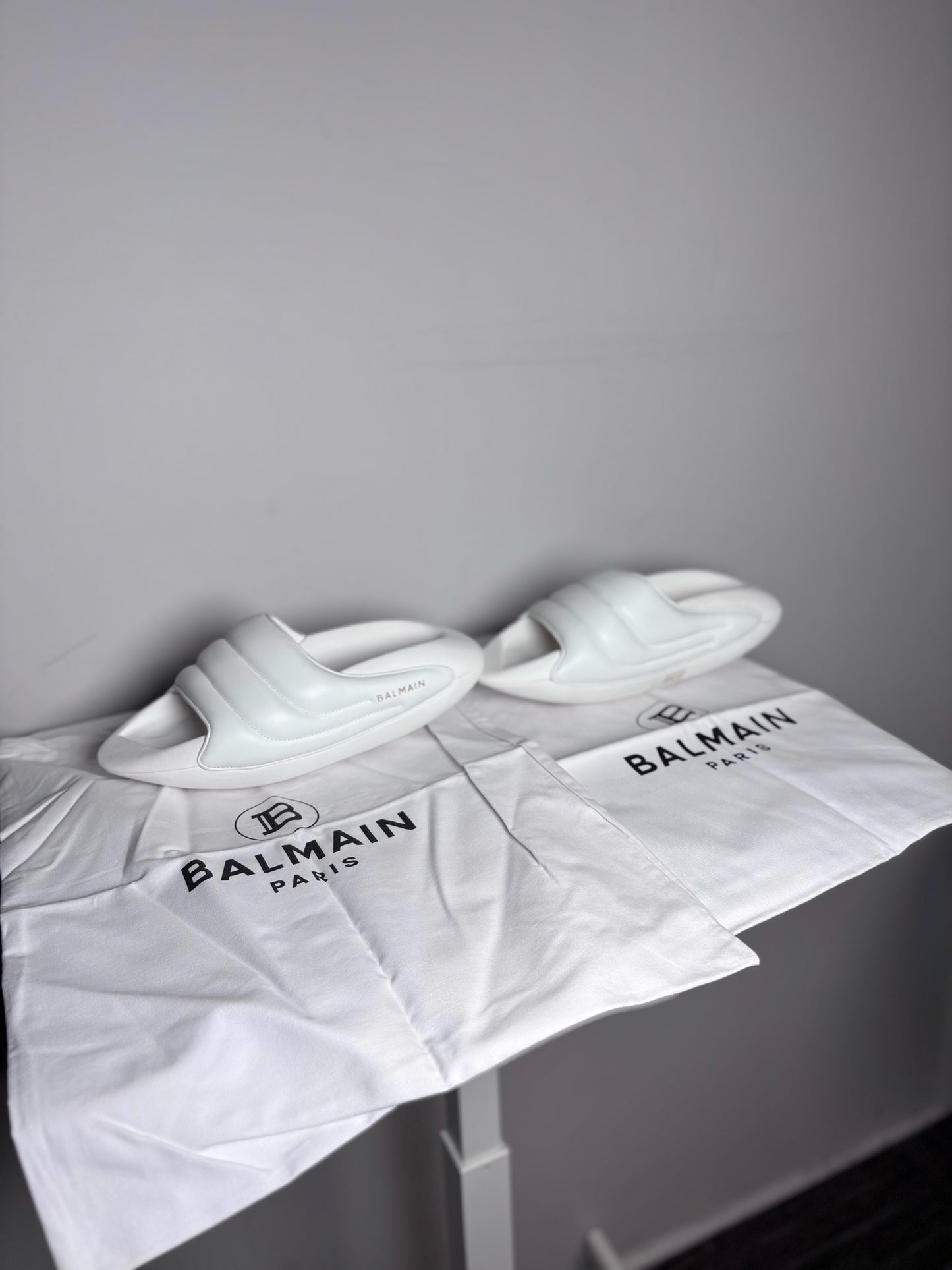 W Shoe Size 40 (10, US) Balmain White Leather, Rubber Lambskin Pre-owned Sandals