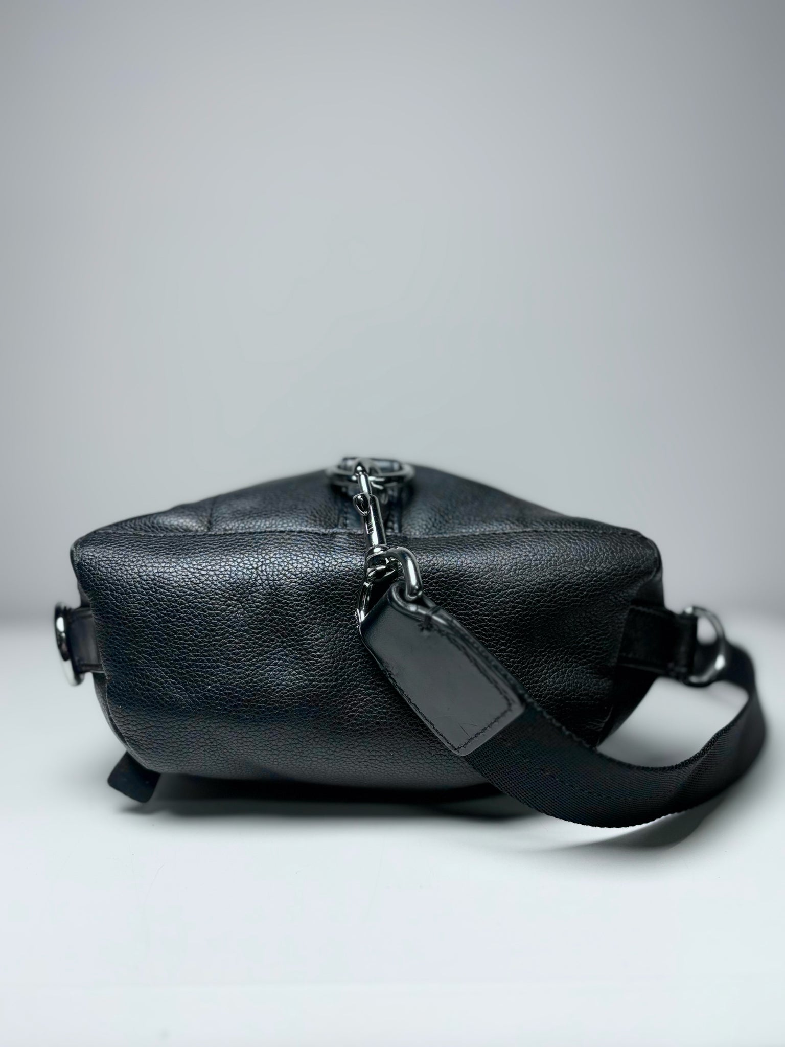 Coach Black Leather Solid Men'sThompson Sling Bag – VIDA STYLE SHOP