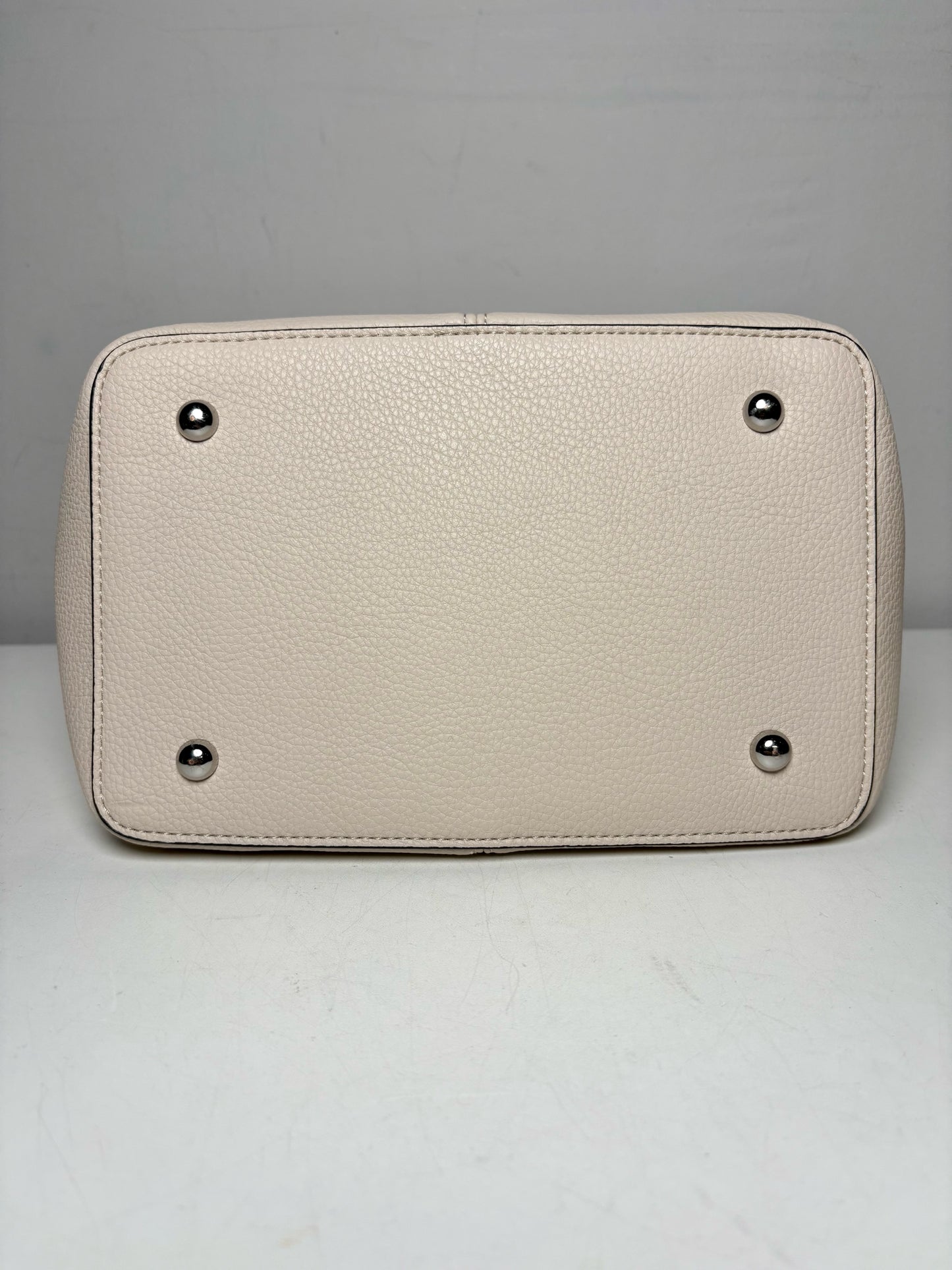 Women's Kazar Studio Cream Pebble Leather Pre-Owned Small Dumpling Purse