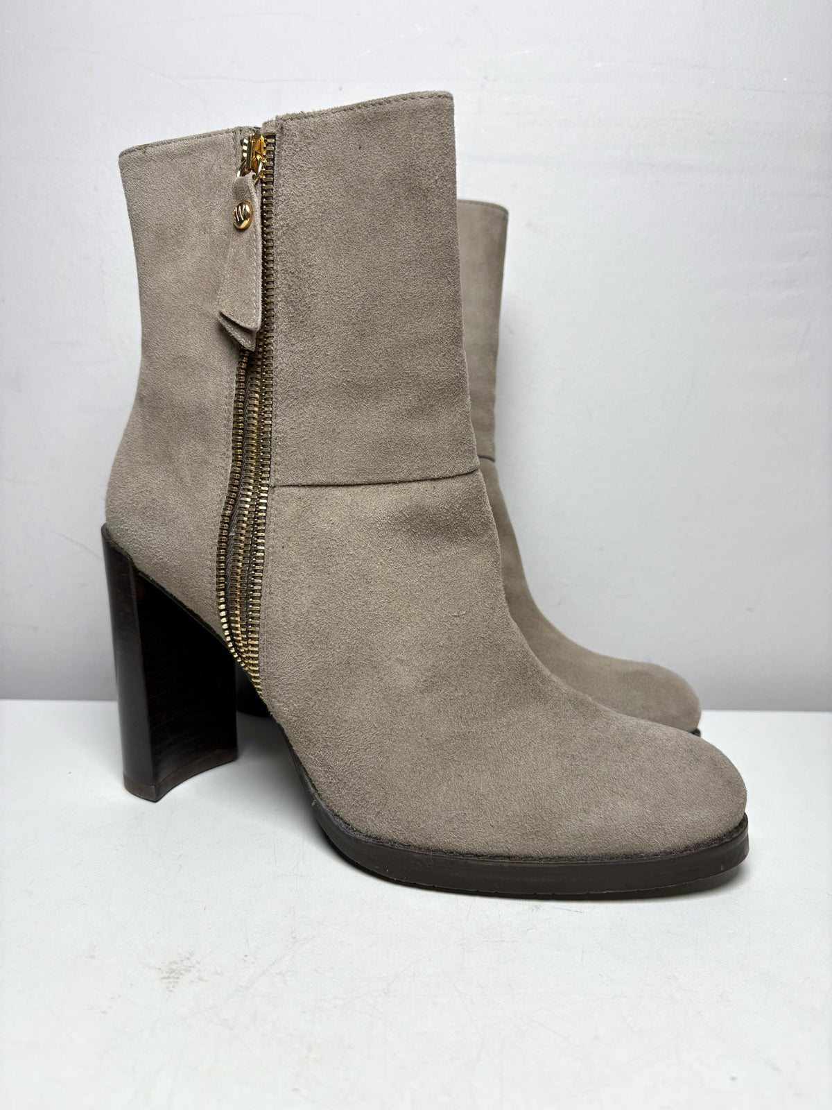 Women's Shoe Size 7 Stuart Weitzman Taupe Suede NWOT Pre-Owned Double Zip Boots