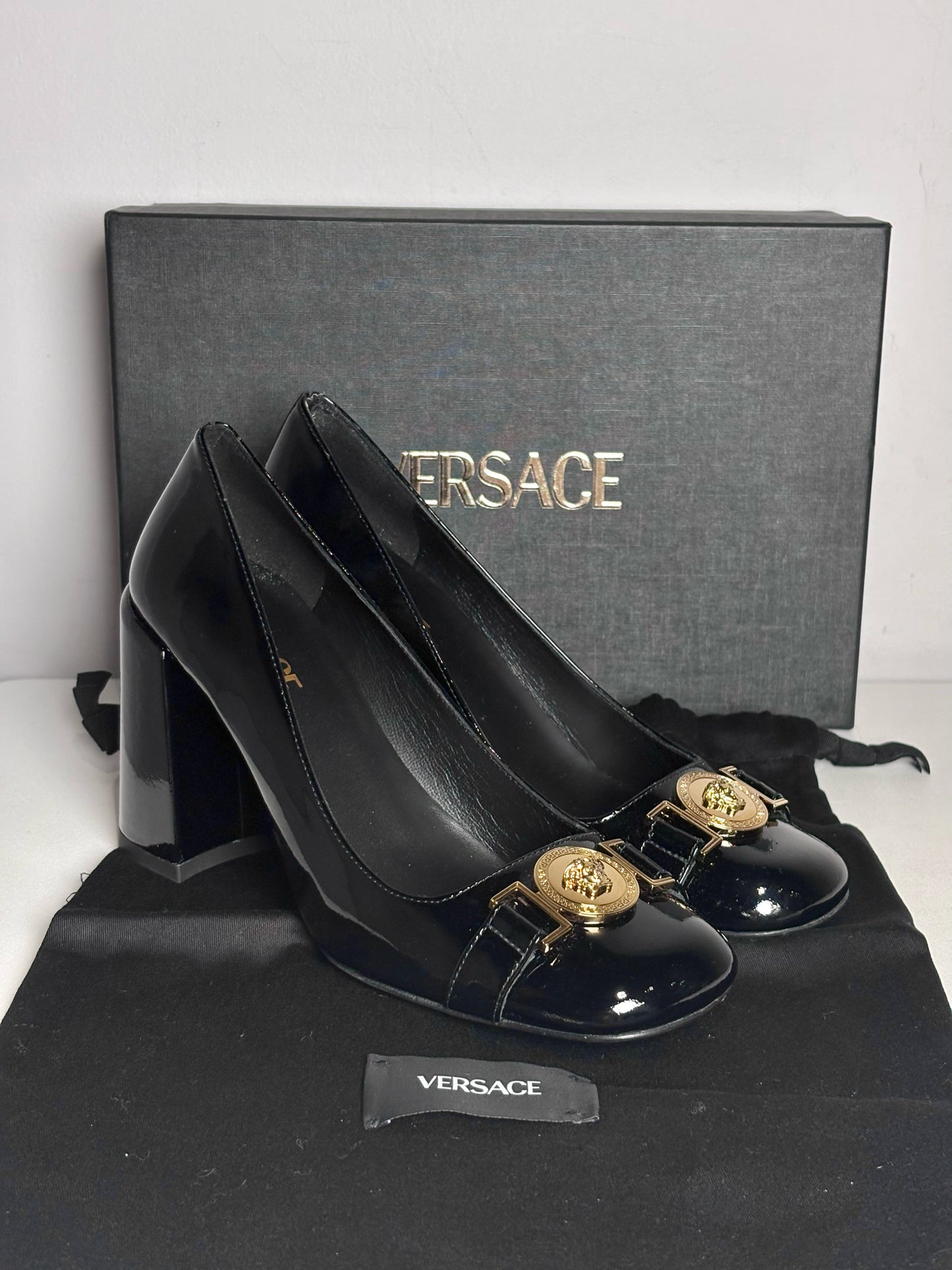 W Shoe Size 38 (8 US) Versace Black Patent Leather Women's Pre-owned Pump