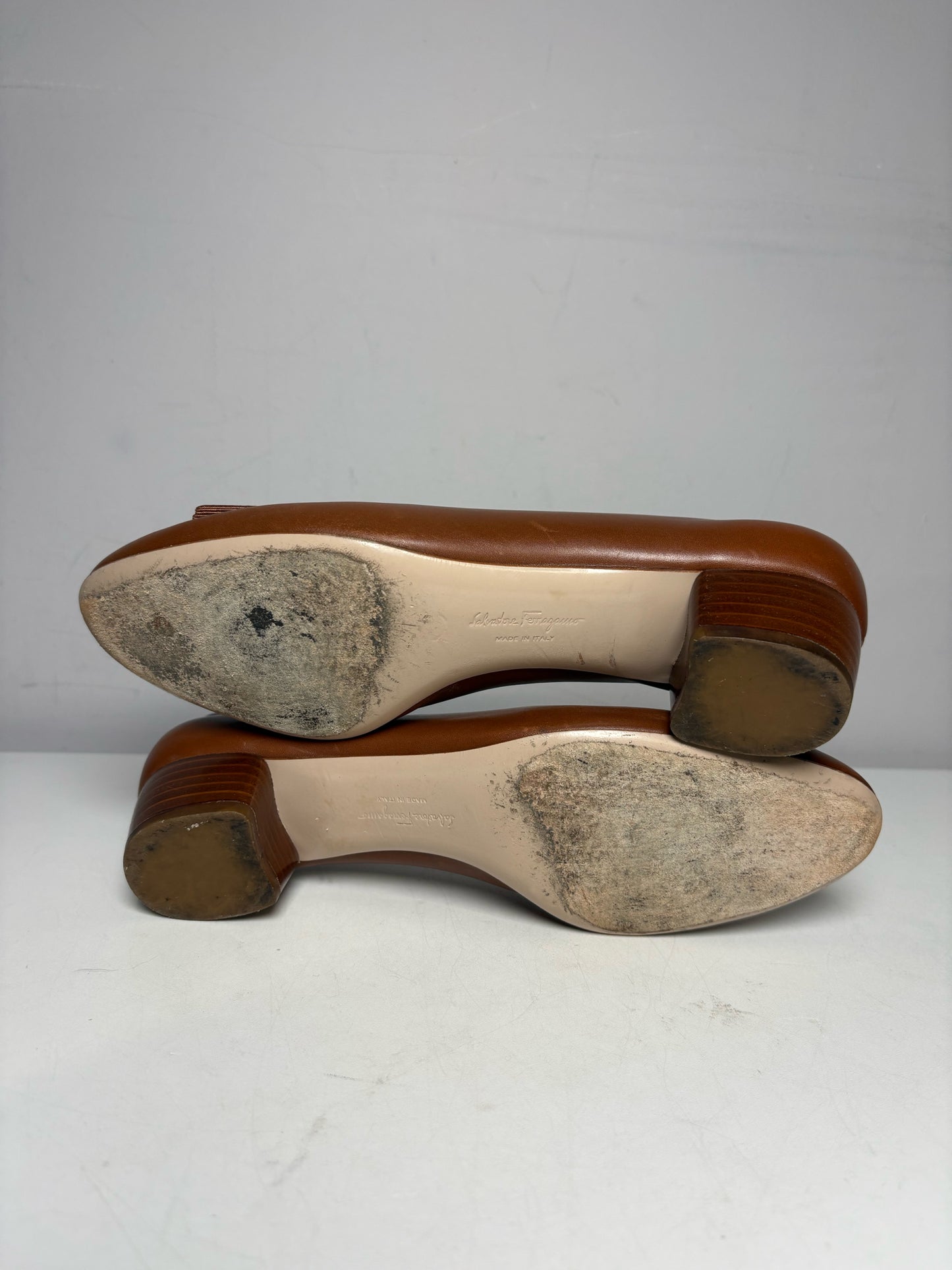 Women's Shoe Size 7 Salvatore Ferragamo Vara Caramel Leather Pre-Owned Pumps Heels