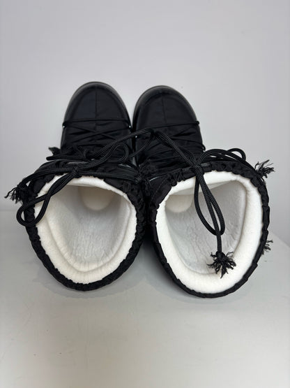 W Shoe Size 7 Moon Boot Black & White Nylon Boots