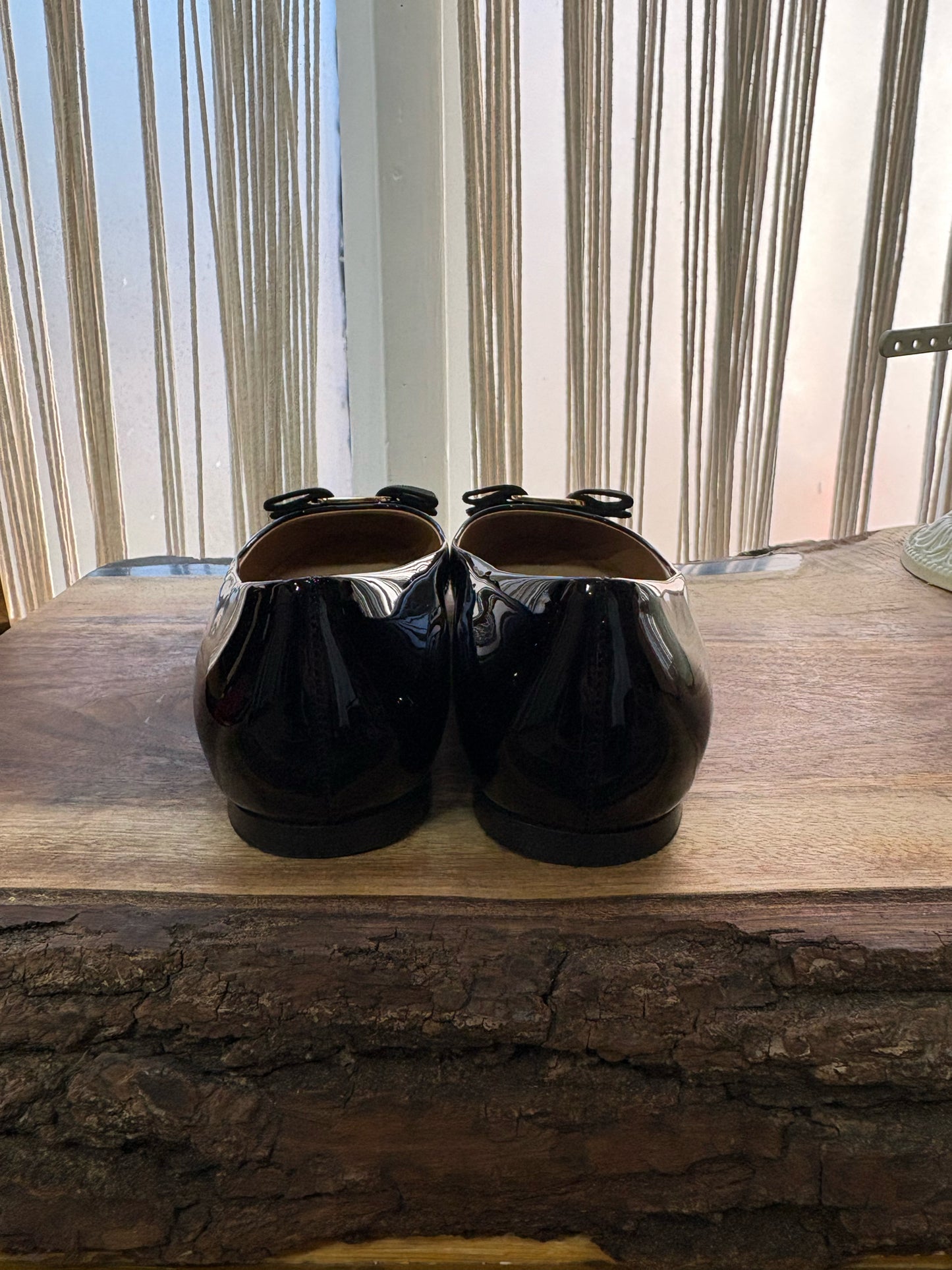 W Shoe Size 8.5 Salvatore Ferragamo Vara Black Patent Leather Bow Pumps