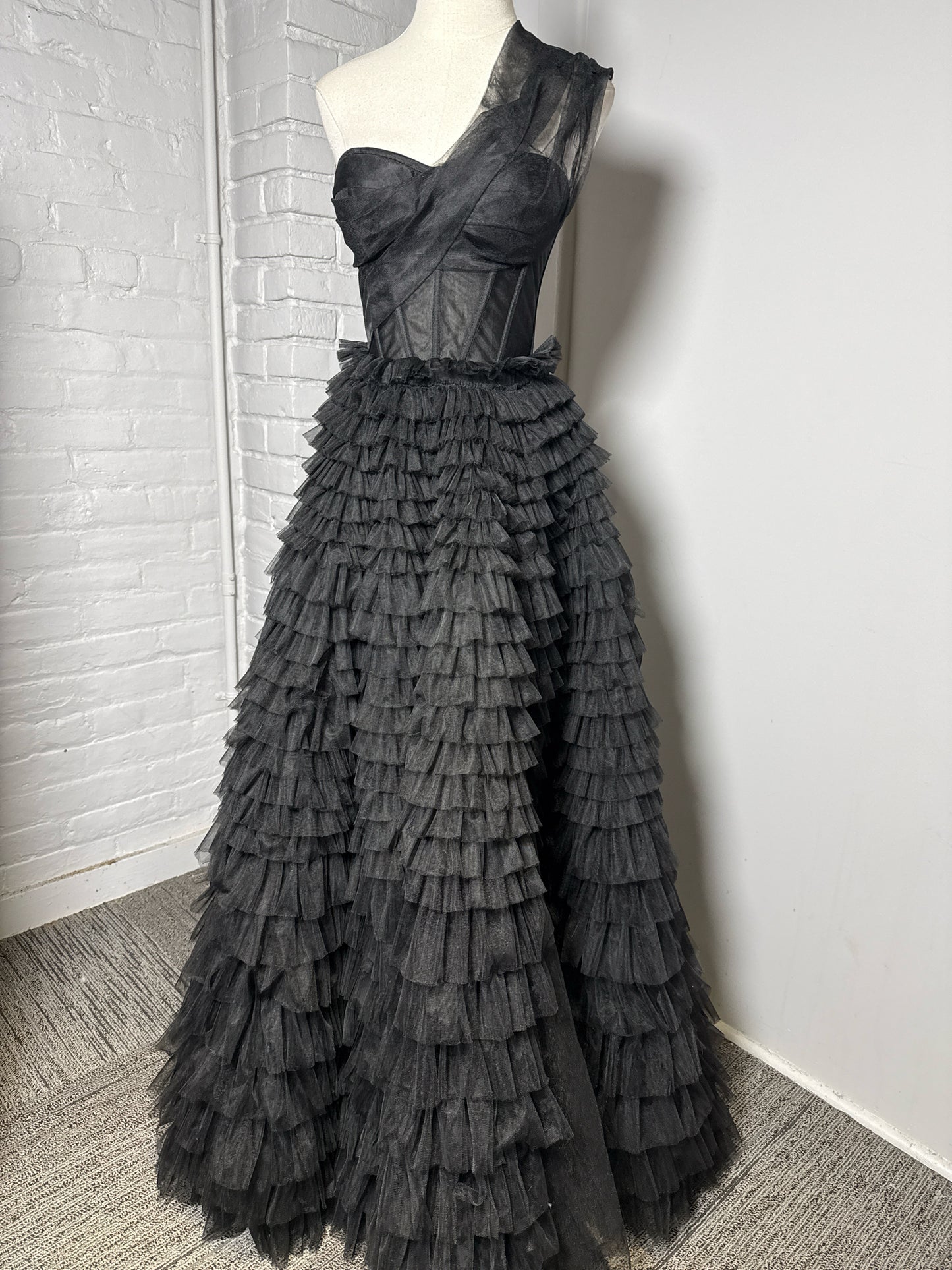 Women Size XS Milla Black Tulle Tiered One-Shoulder Gown
