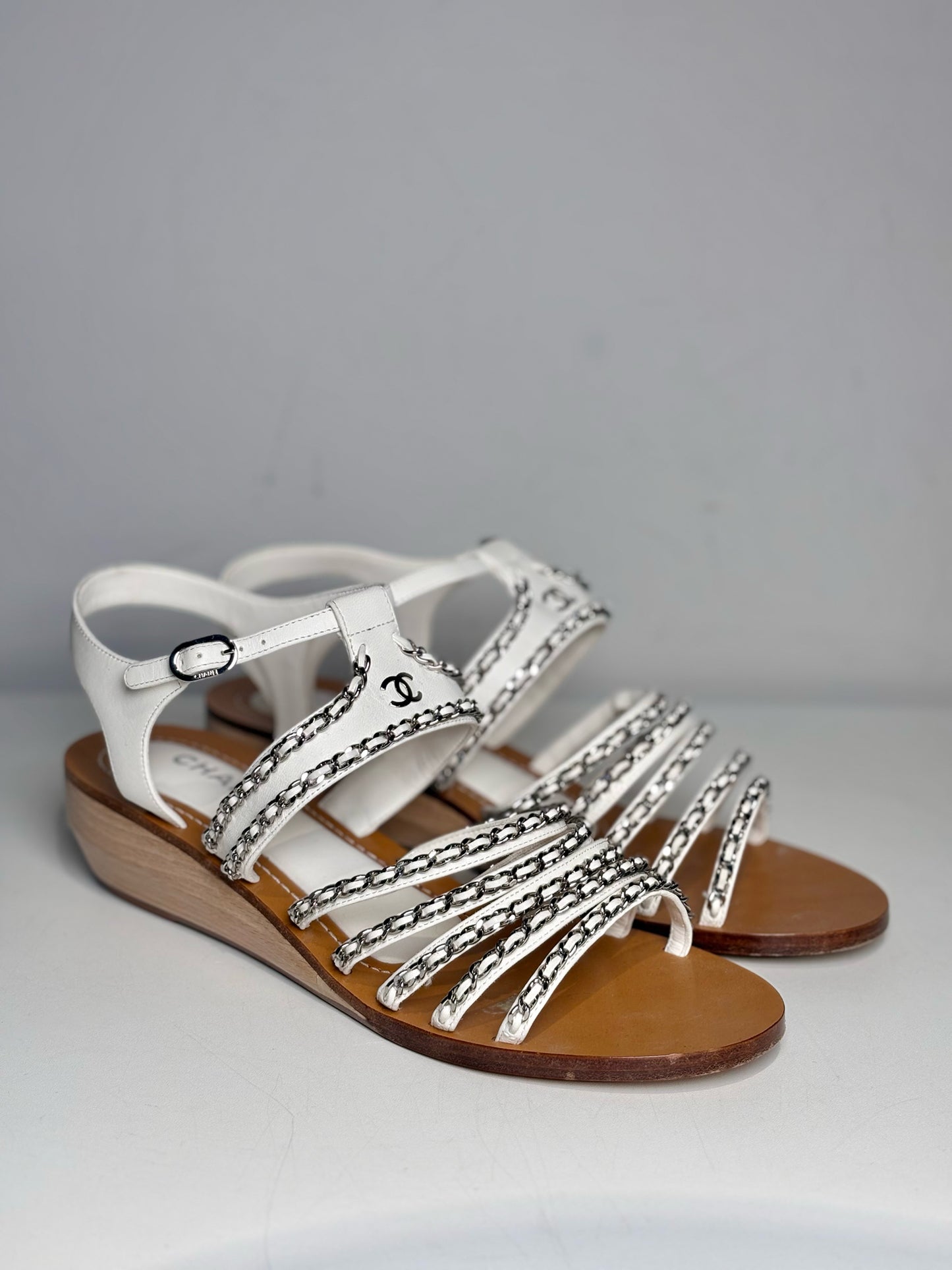Chanel Women Shoe Sz 41 White Lambskin Leather Chain Detail Pre-owned Sandal