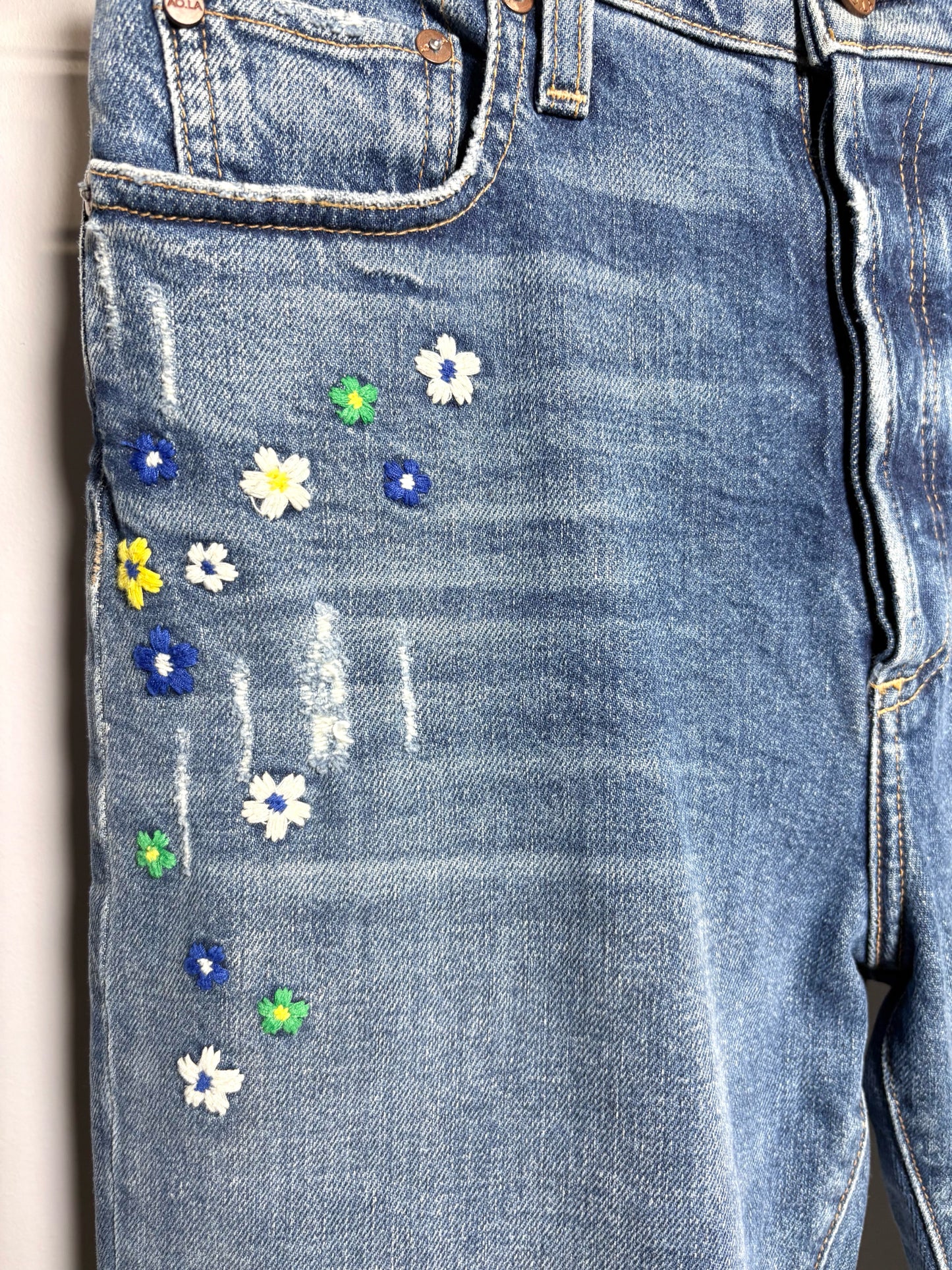 Women Size 28 (6) AO.LA Blue Embroidered Jeans