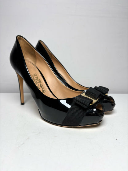 Women's Shoe Size 7 Salvatore Ferragamo Vara Black Patent Leather Pre-Owned Peep Toe Bow Pumps