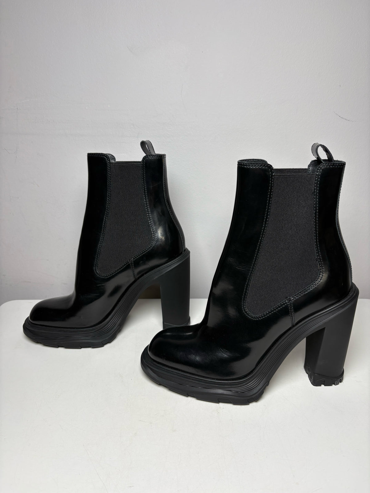 Women's Size 38 Alexander McQueen Tread Heeled Chelsea Black Calfskin Leather NWOT Pre-Owned Boots