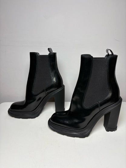 Women's Size 38 Alexander McQueen Tread Heeled Chelsea Black Calfskin Leather NWOT Pre-Owned Boots