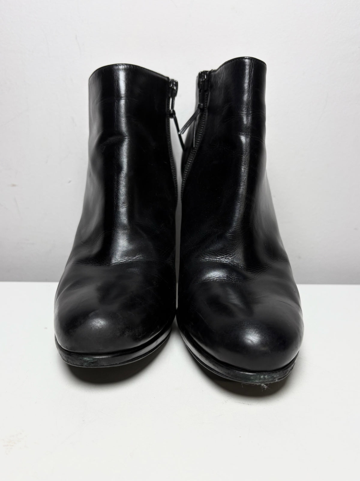 Women's Shoe Size 7 Stuart Weitzman Black Leather Pre-Owned Ankle Bootie Heels