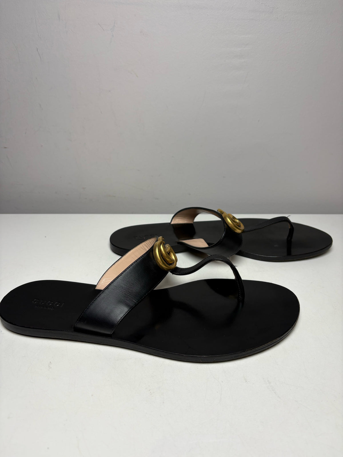 Women's Shoe Size 41 Gucci GG Marmont Black Leather Pre-Owned T-Strap Sandals