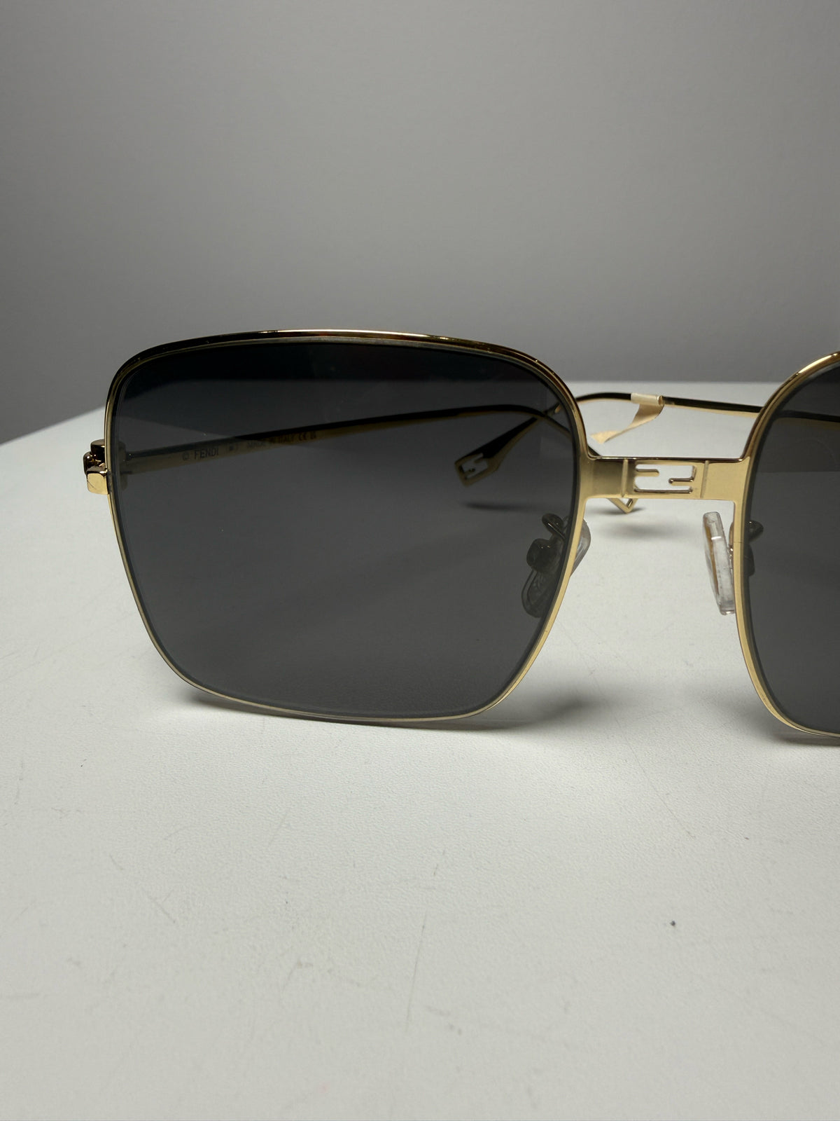 Fendi Baguette FE40123U Women's Pre-owned Gold Metal Rectangle Sunglasses