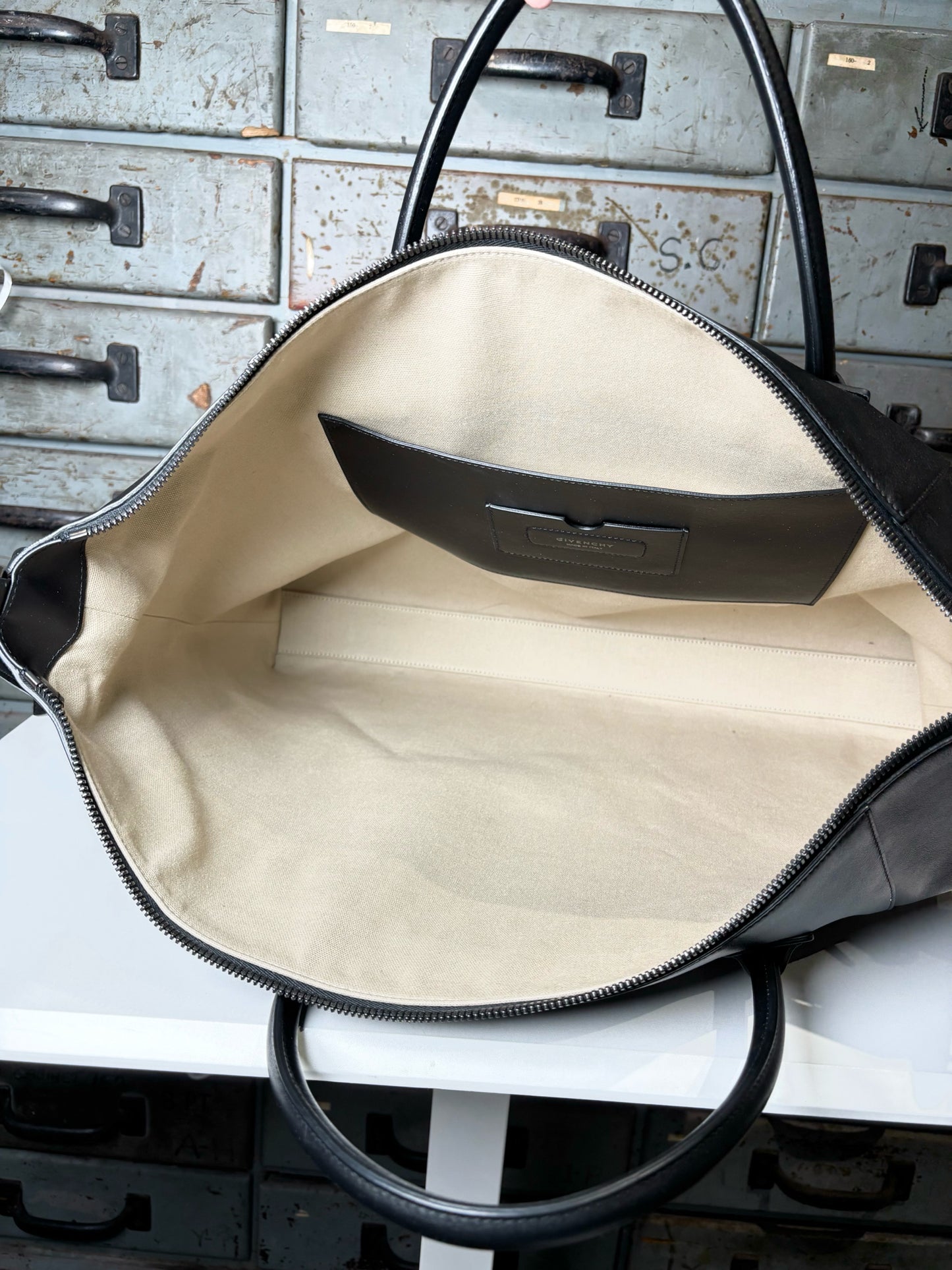 Givenchy Solid Leather Black Calfskin Antigona Large Tote