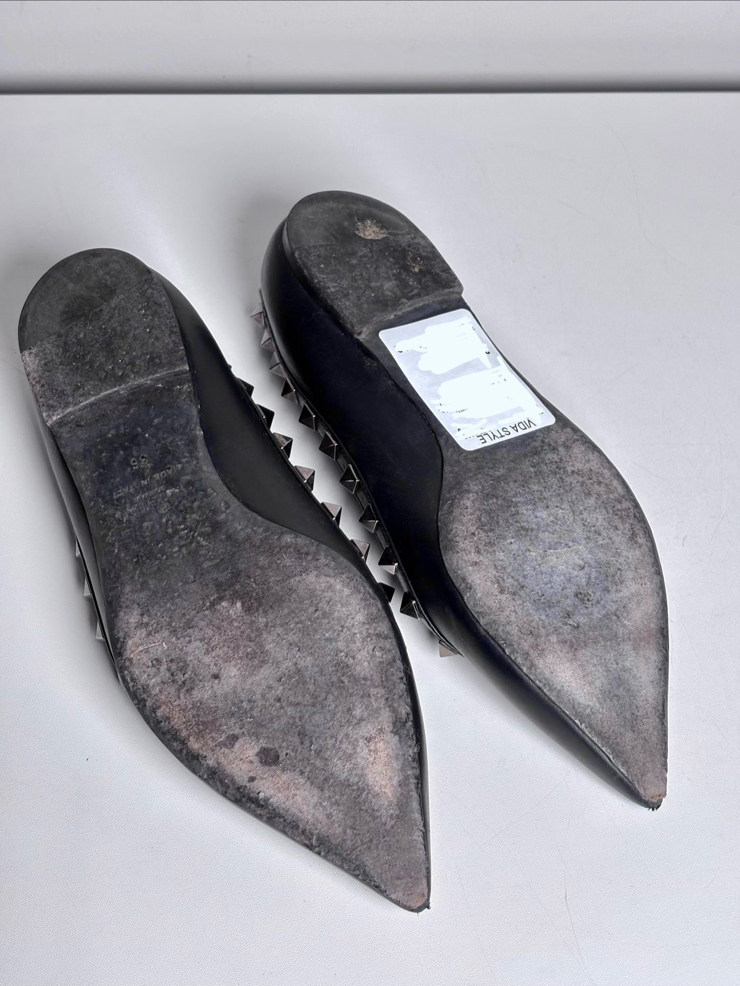 W Shoe Size 36 (6, US) Valentino Garavani Black Leather Rockstud Pre-owned Flats