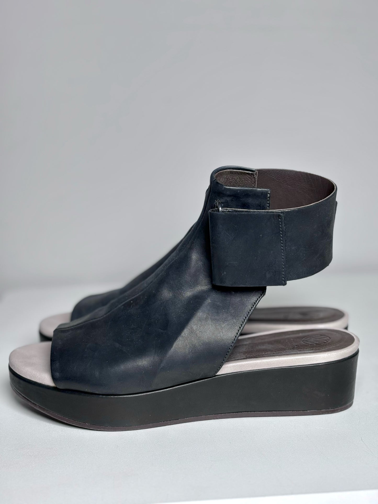 W Shoe Size 36 (6, US) Coclico Black Leather Pre-owned, NWT Sandals