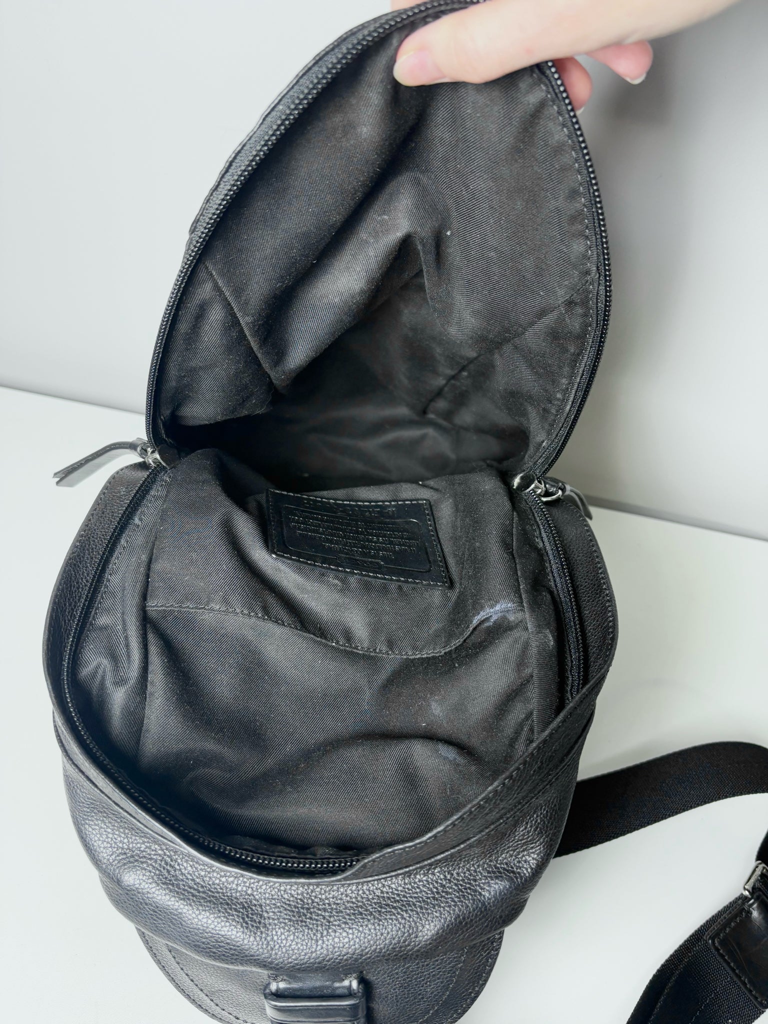 COACH トンプソン ボディバッグ スリング ショルダーバッグ コーチの名作バッグがさらに進化！──トンプソン レザー