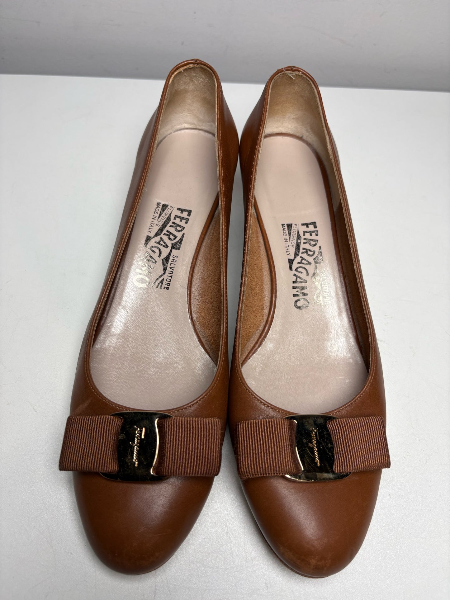 Women's Shoe Size 7 Salvatore Ferragamo Vara Caramel Leather Pre-Owned Pumps Heels