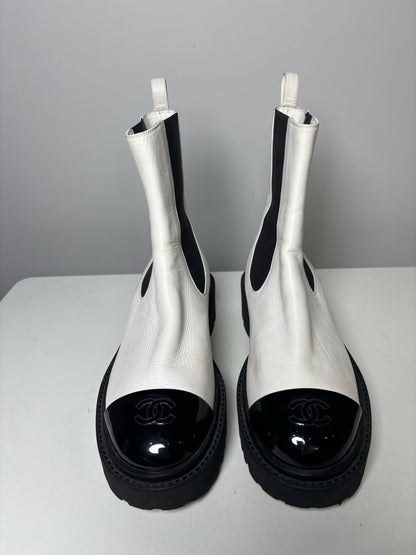W Shoe Size 40 (10, US) Chanel White & Black Leather Calf Skin Boots