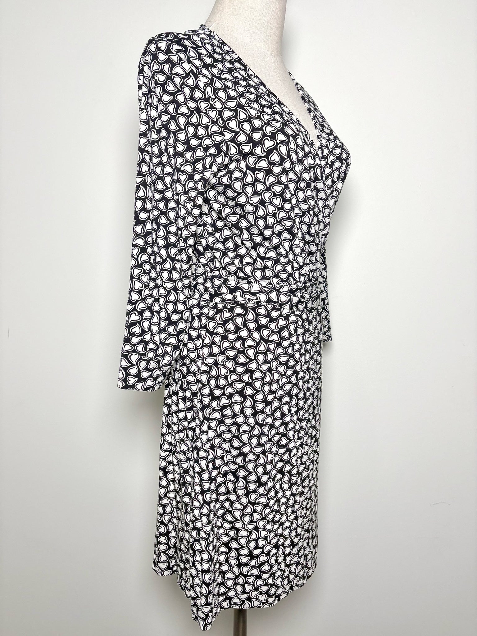 Women Size 10 Diane Von Furstenberg Black, White Hearts Dress – VIDA STYLE SHOP Women Size 10 Diane Von Furstenberg Black, White Hearts Dress – VIDA STYLE SHOP