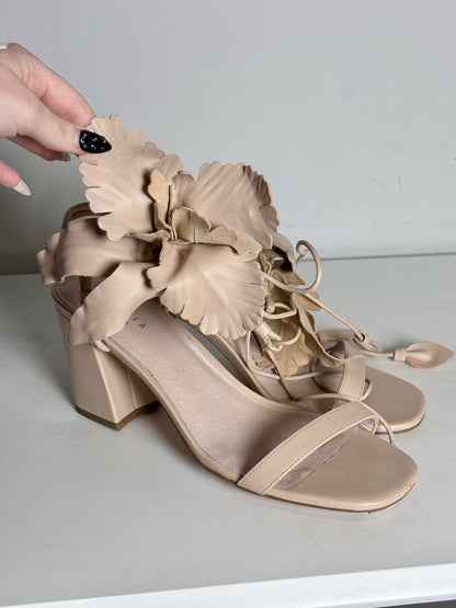 W Shoe  9.5 Cecelia Hibiscus  Nude Leather Pre-owned Heels