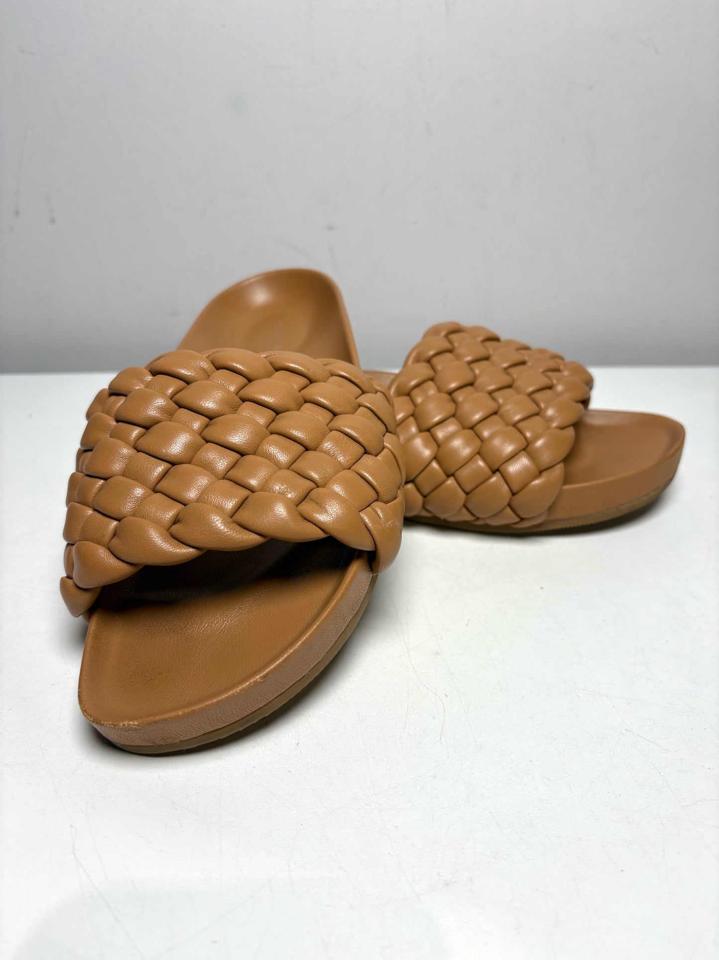 Women Shoe Size 38 (Est) Loeffler Randall Sonnie Tan/Camel Leather Pre-Owned Woven Lambskin Slides