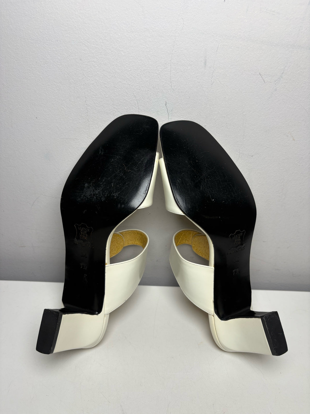 Women's Shoe Size 7.5 Fendi Off-White Patent Leather Vintage Rare Pre-Owned Heeled Sandals
