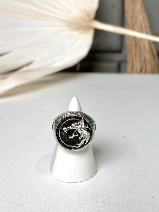 No Label Silver 8 Wolf Medallion Ring