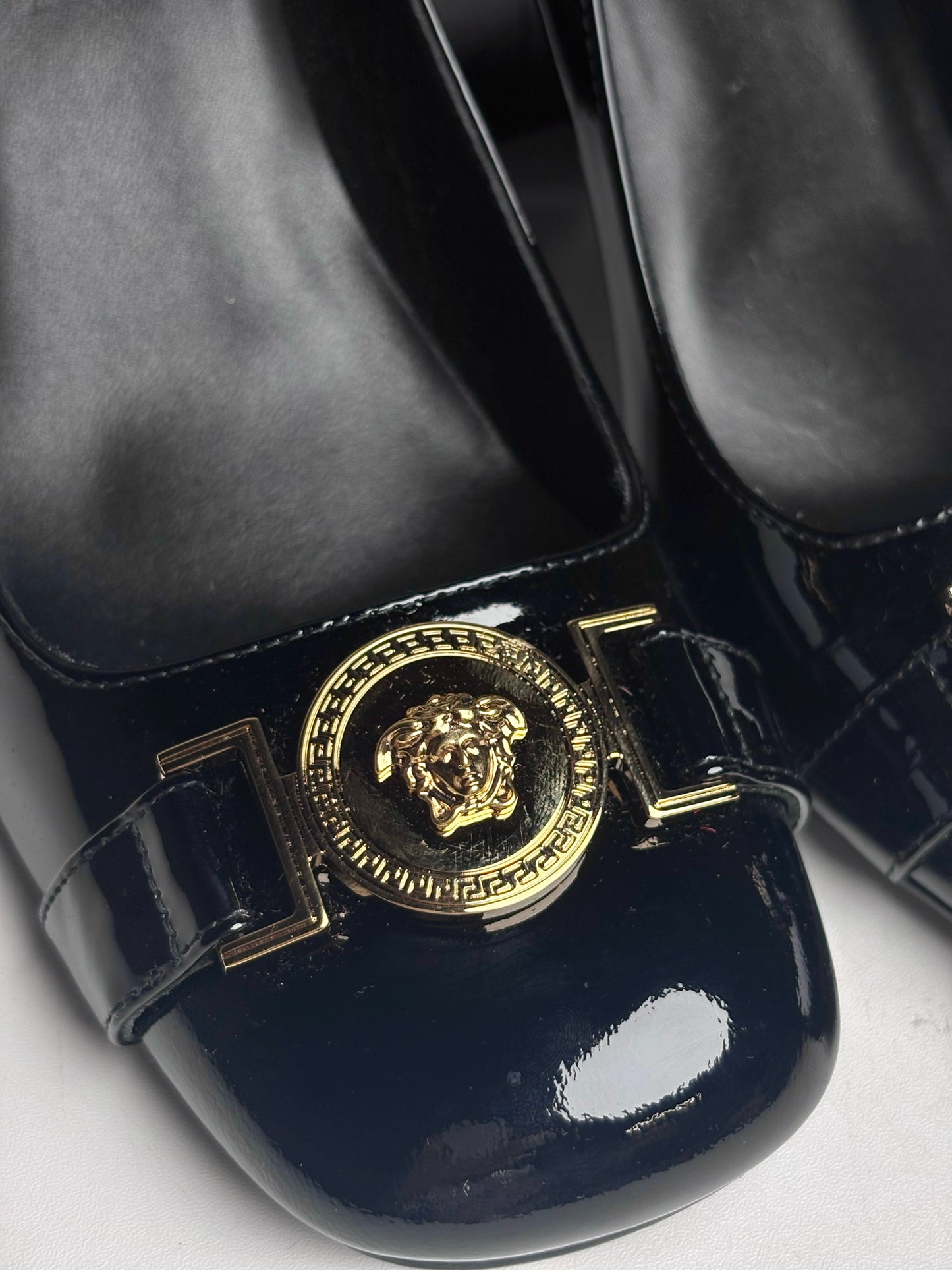 W Shoe Size 38 (8 US) Versace Black Patent Leather Women's Pre-owned Pump