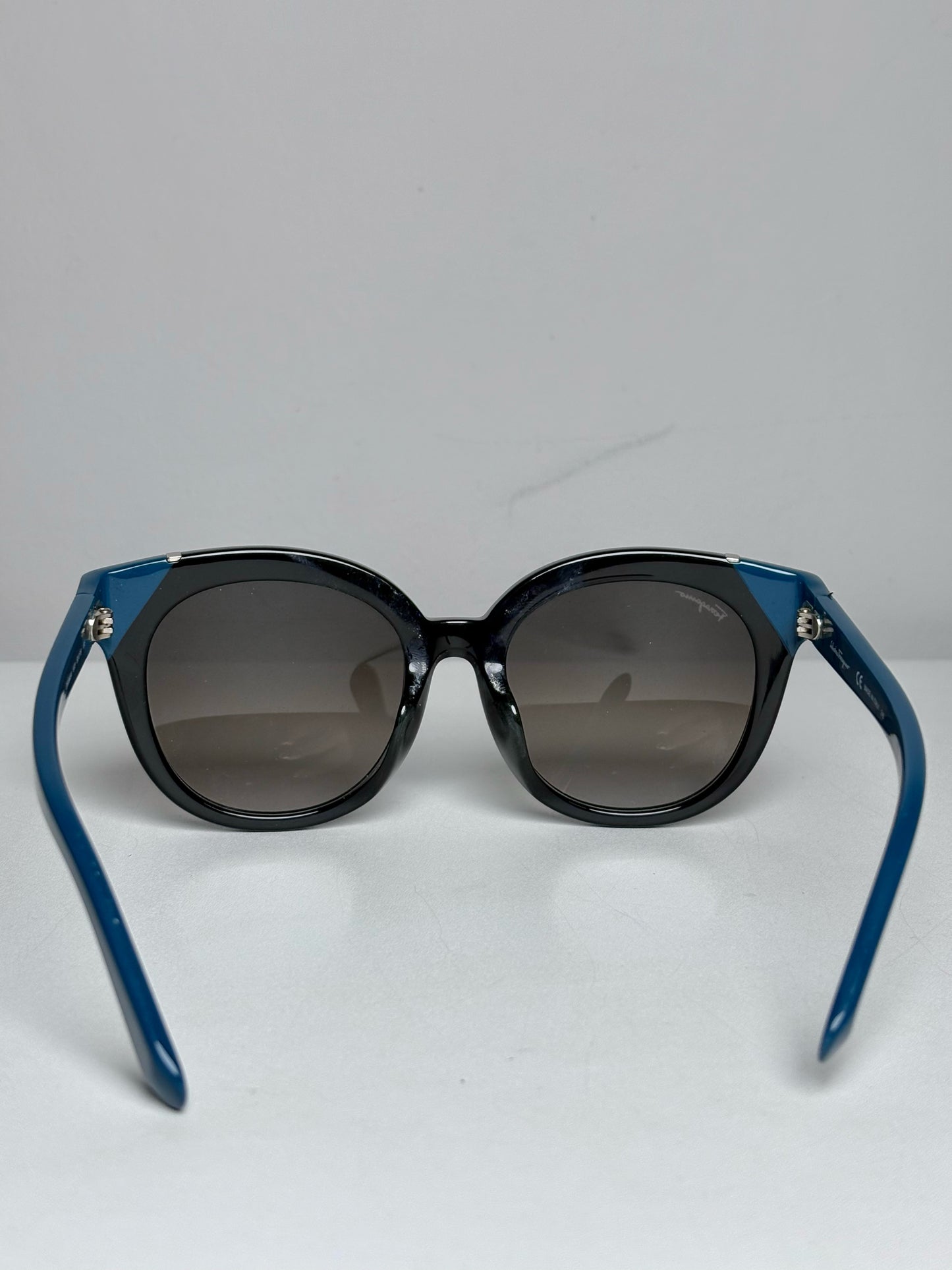 Salvatore Ferragamo Cat Eye Butterfly Pre-owned Black, Teal Sunglasses