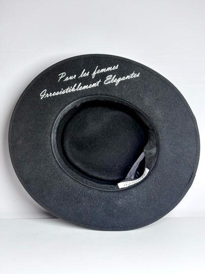 Chapeau d' O 100% Wool French Script Pour Les Femmes Rare, Vintage Pre-owned Black Hat