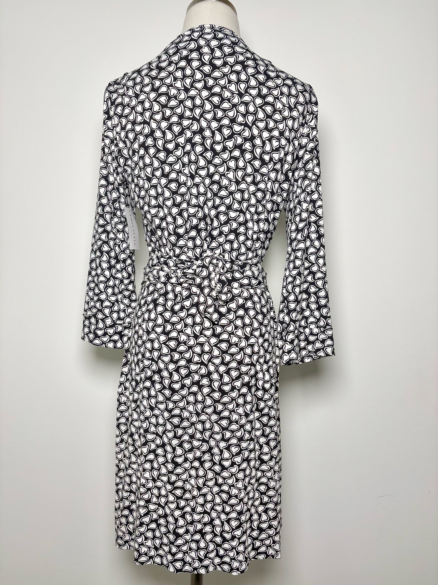 Women Size 10 Diane Von Furstenberg Black, White Hearts Dress – VIDA STYLE SHOP Women Size 10 Diane Von Furstenberg Black, White Hearts Dress – VIDA STYLE SHOP