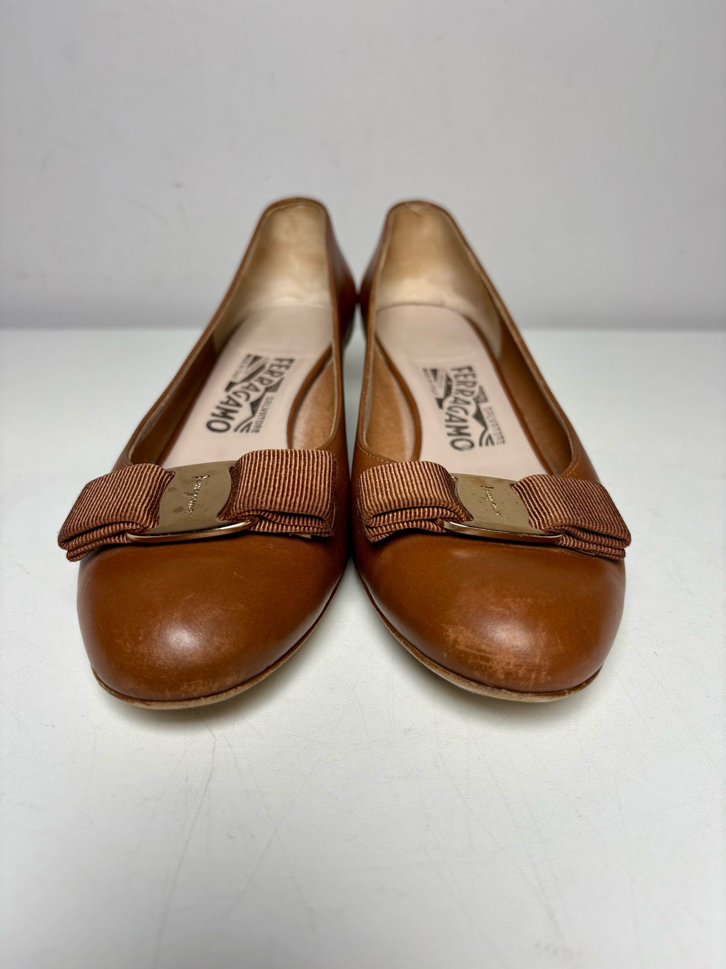 Women's Shoe Size 7 Salvatore Ferragamo Vara Caramel Leather Pre-Owned Pumps Heels