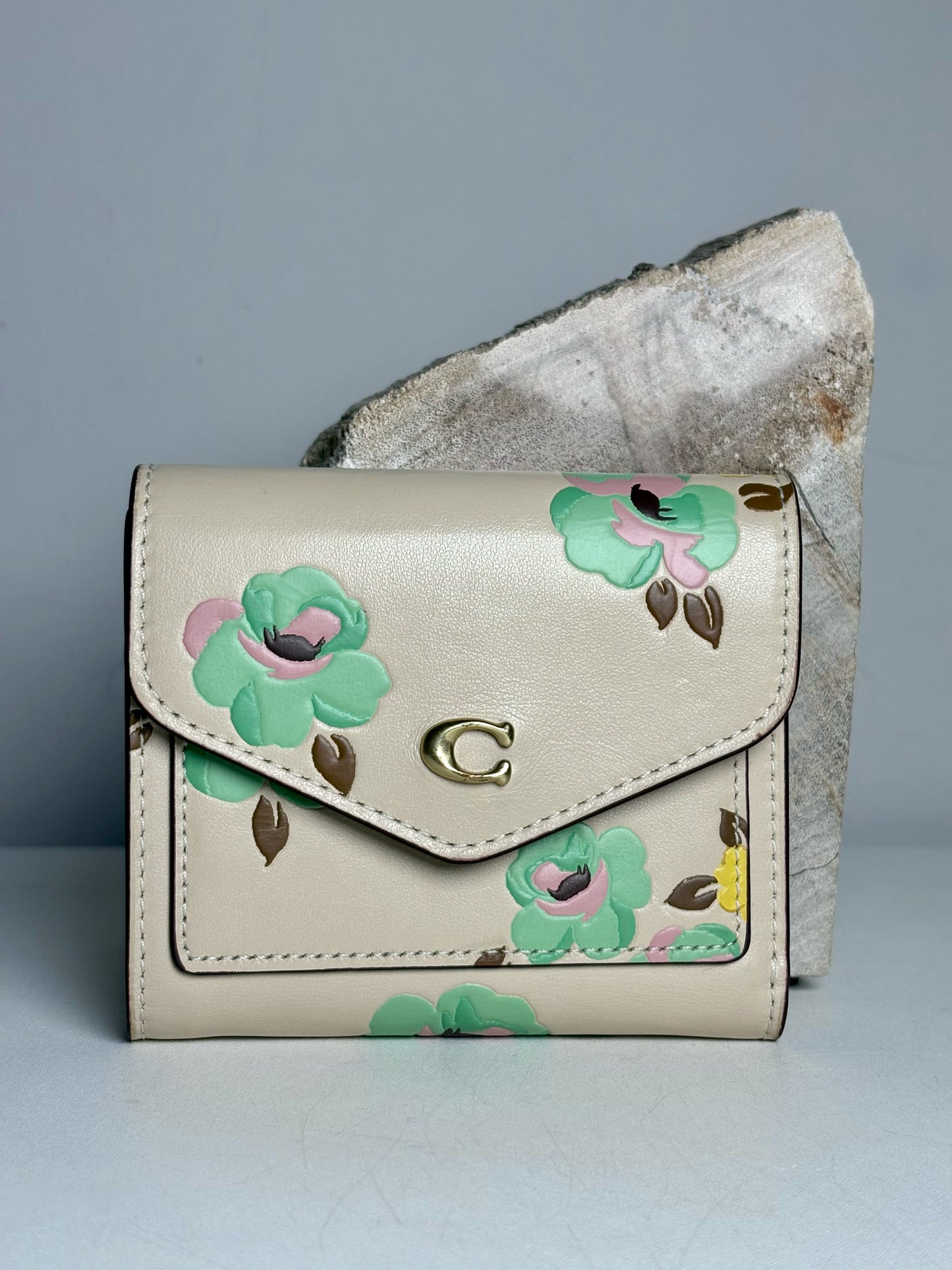 Coach Wyn Beige w/Green Floral Print Leather Pre-owned Beige Wallet