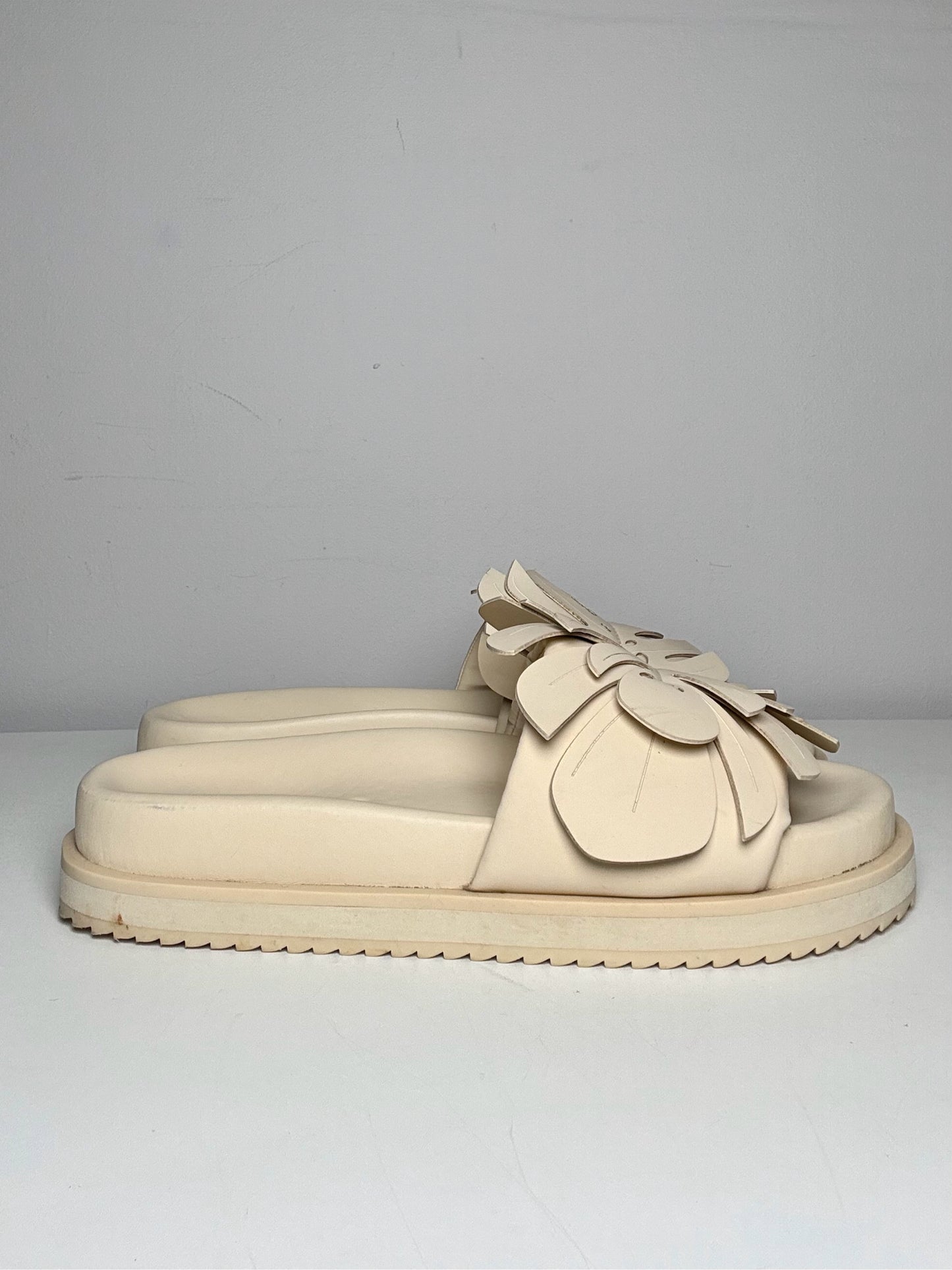 W Shoe Size 8 Farm Rio Ivory Vegan Leather Pre-owned Slip-ons